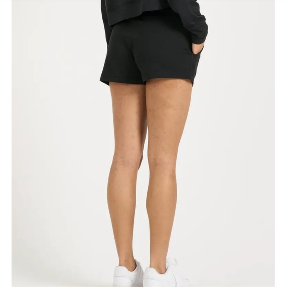 *NWOT* Vuori Halo Performance Shorts - Picture 3 of 6